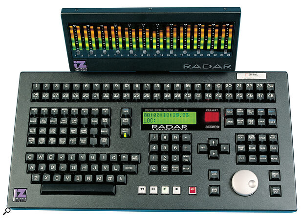 The Session remote controller with 24‑channel meterbridge attached. The Session remote controller with 24‑channel meterbridge attached.
